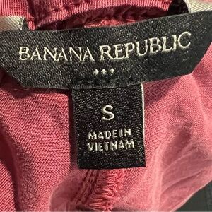 Women’s Banana Republic cargo pants. Size small petite.